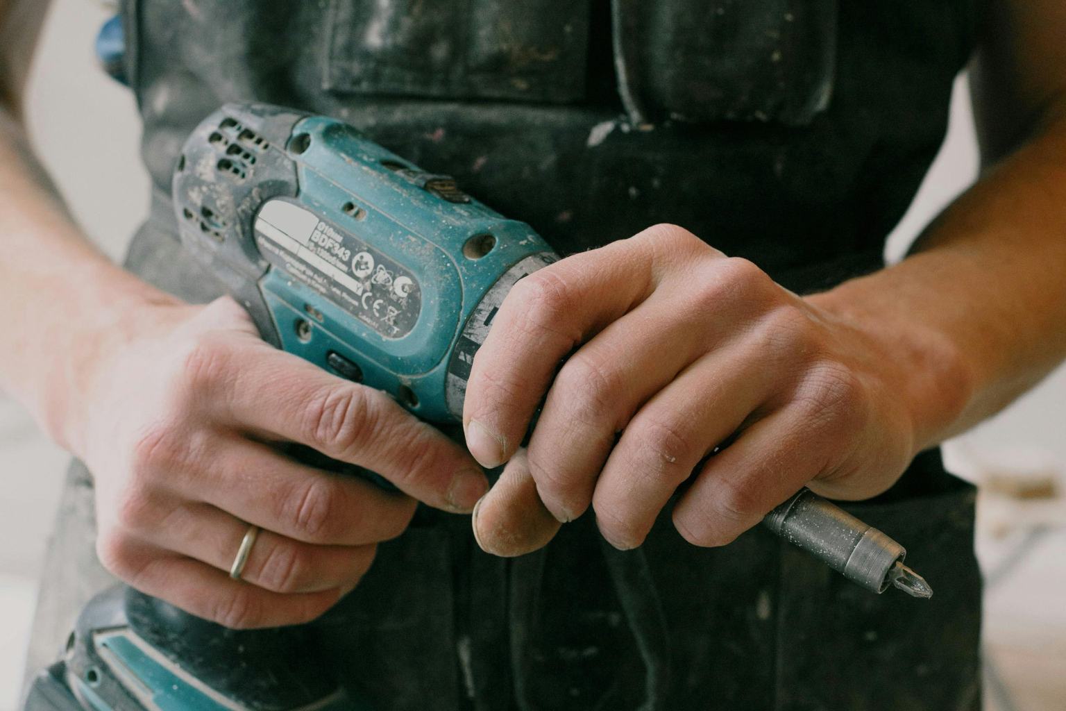 Ouvrier tenant une perceuse lors de travaux majeurs pouvant mener à une éviction.