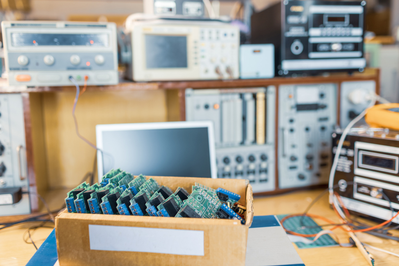 Composants électroniques endommagés dans un atelier, illustrant un bien défectueux.