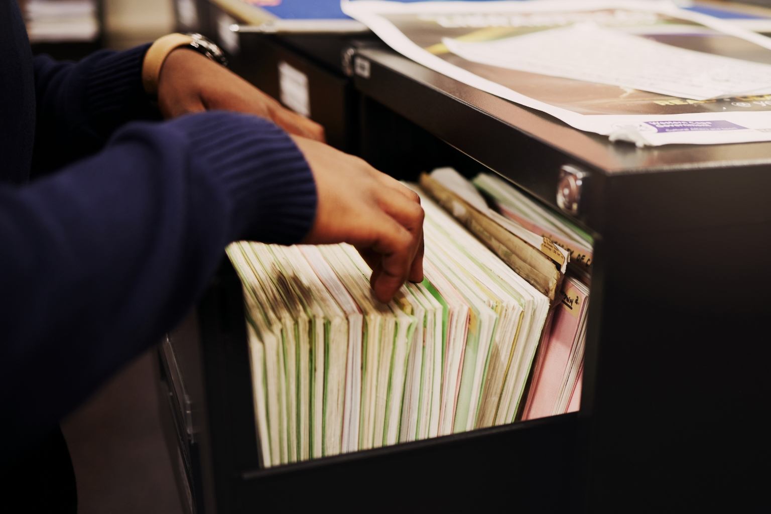 Dossier consulté dans un classeur de documents juridiques, illustrant un casier judiciaire.