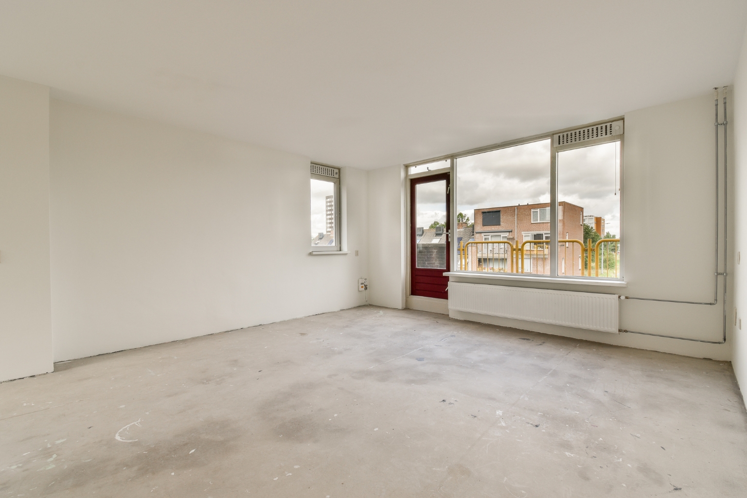 Appartement vide en mauvais état pouvant illustrer un logement insalubre.